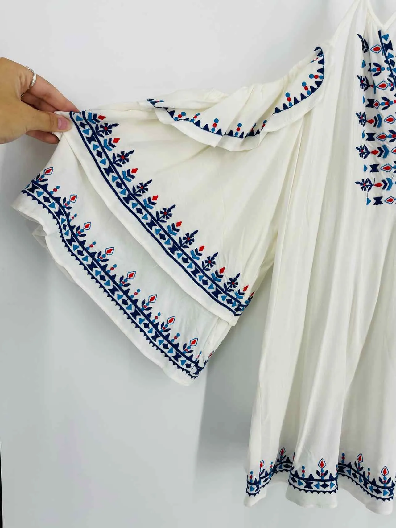 Parker Size S Wh/Bl/Rd Embroidered Cold Shoulder NEW Designer Top-3/4 Sleeve